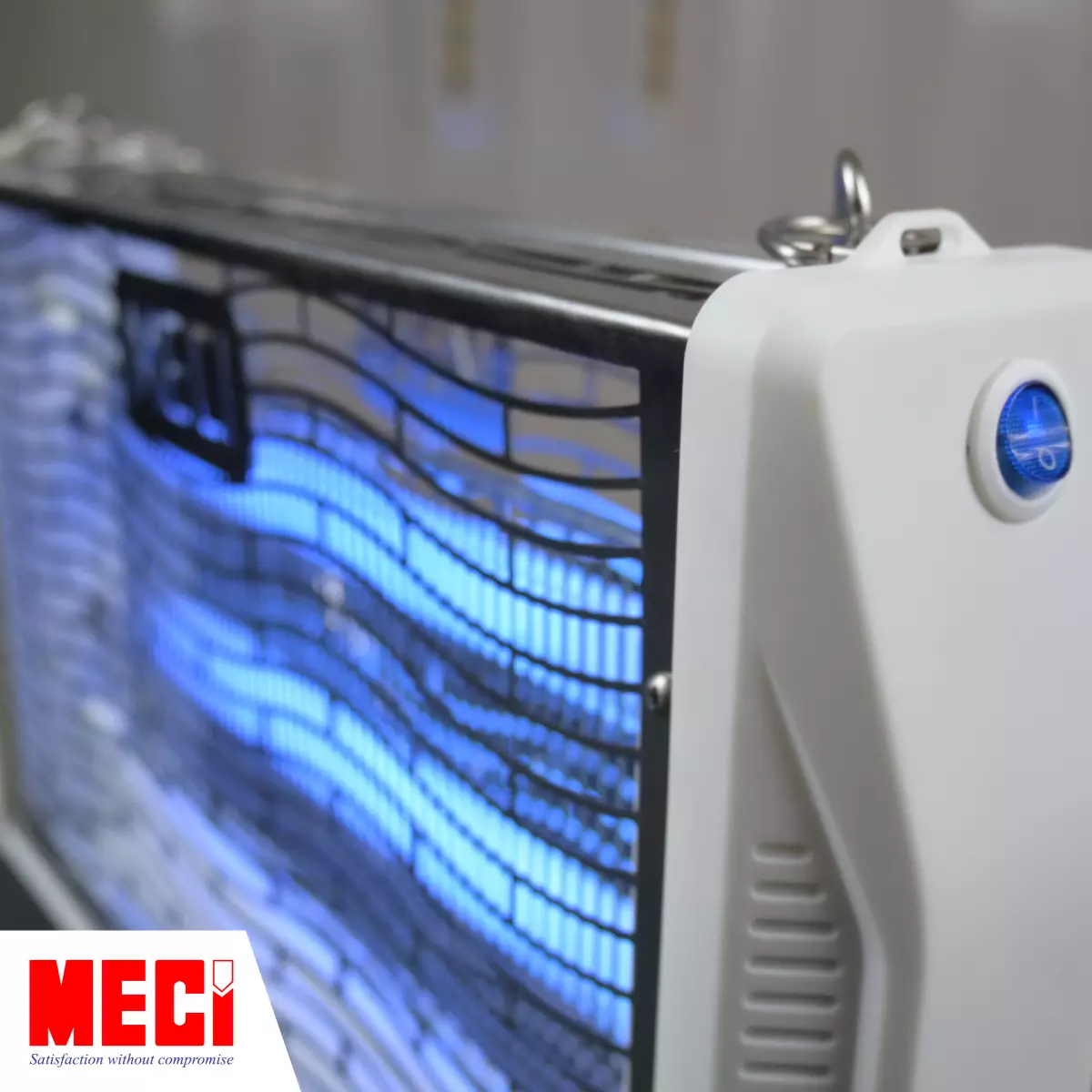 Góc cận từ trên xuống bên hông đèn đang hoạt động có công tắc