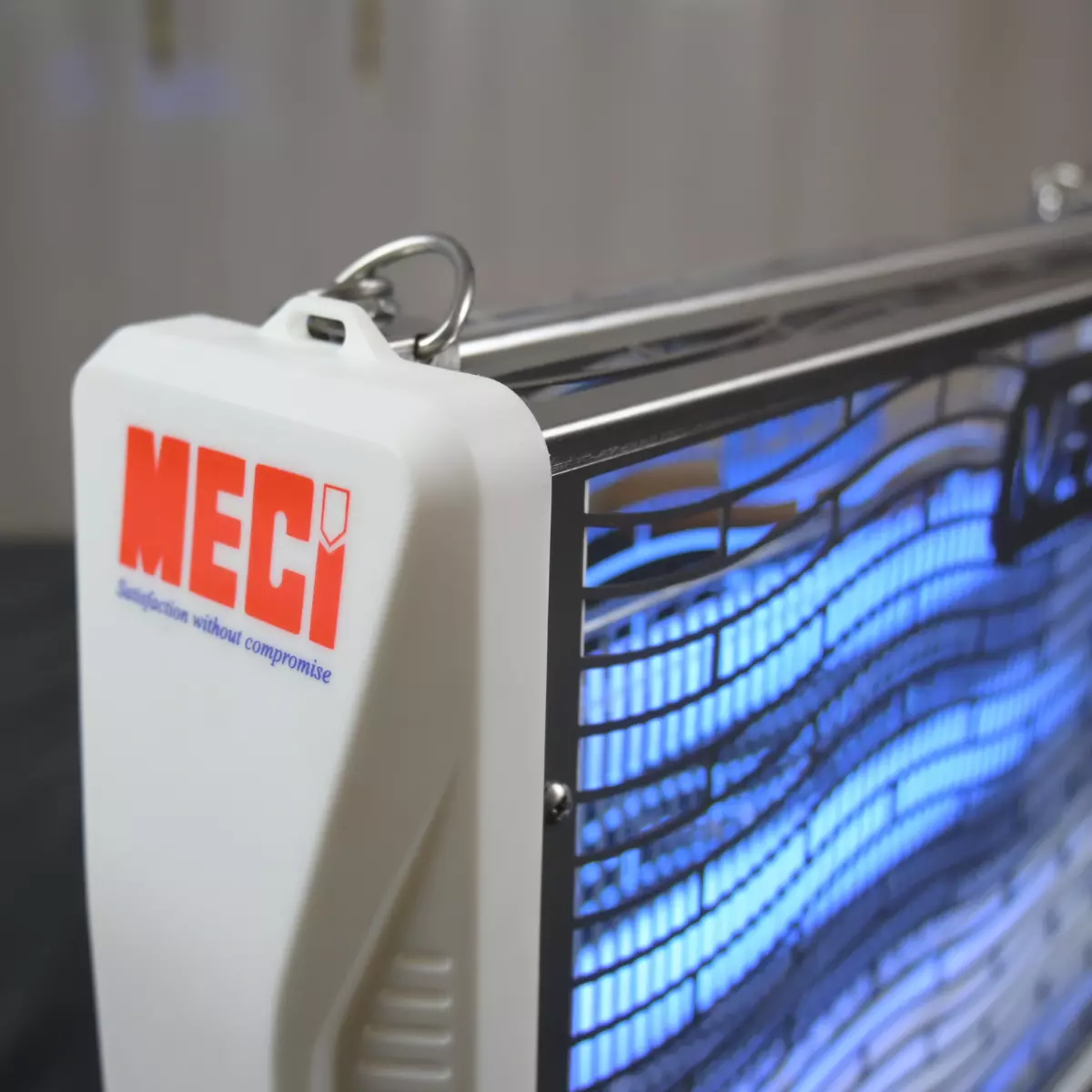 Góc cận từ trên xuống bên hông đèn đang hoạt động có logo MECI