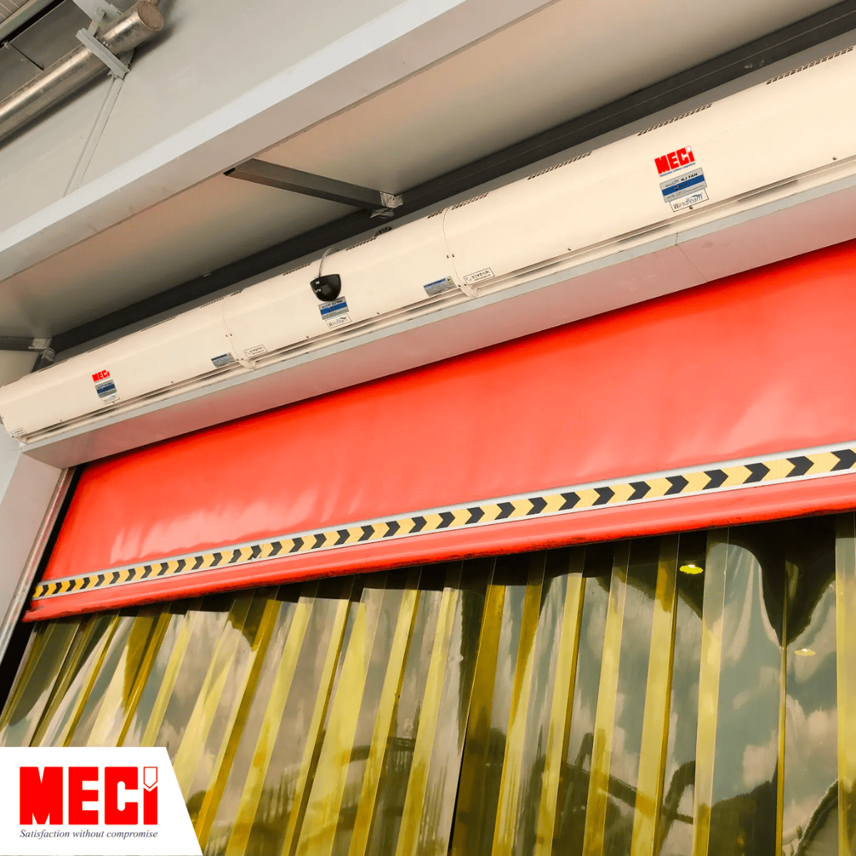 quạt cắt gió, cửa cuốn nhanh và rèm nhựa PVC vàng lắp kết hợp với nhau