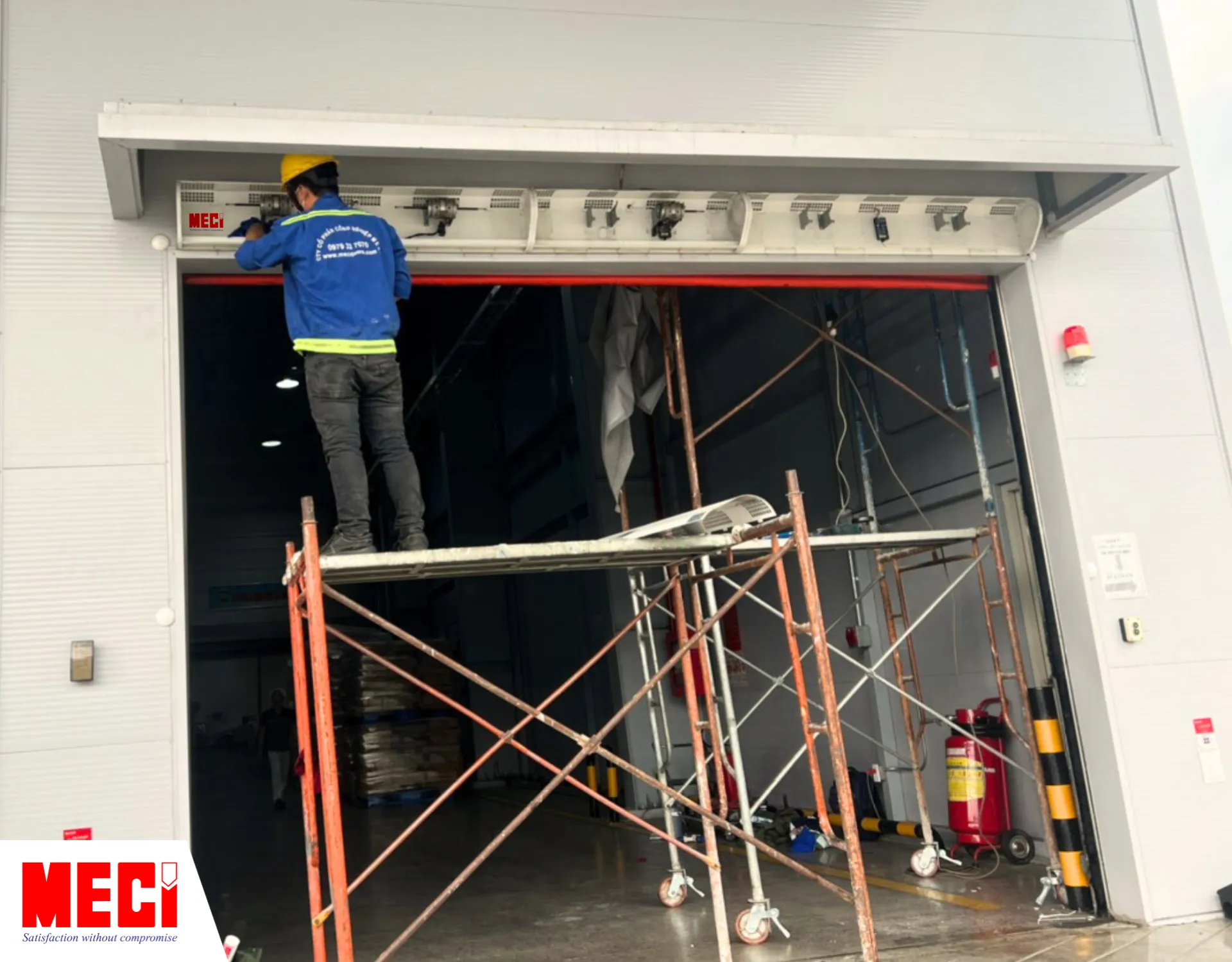 một kỹ thuật viên MECI đang lắp đặt sản phẩm phụ trợ công nghiệp tại CJ Foods