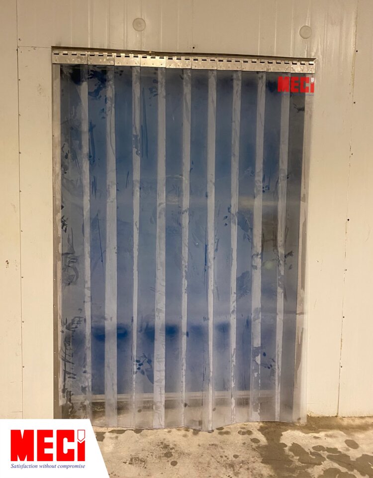 rèm nhựa PVc âm sâu trơn được lắp tại lối đi