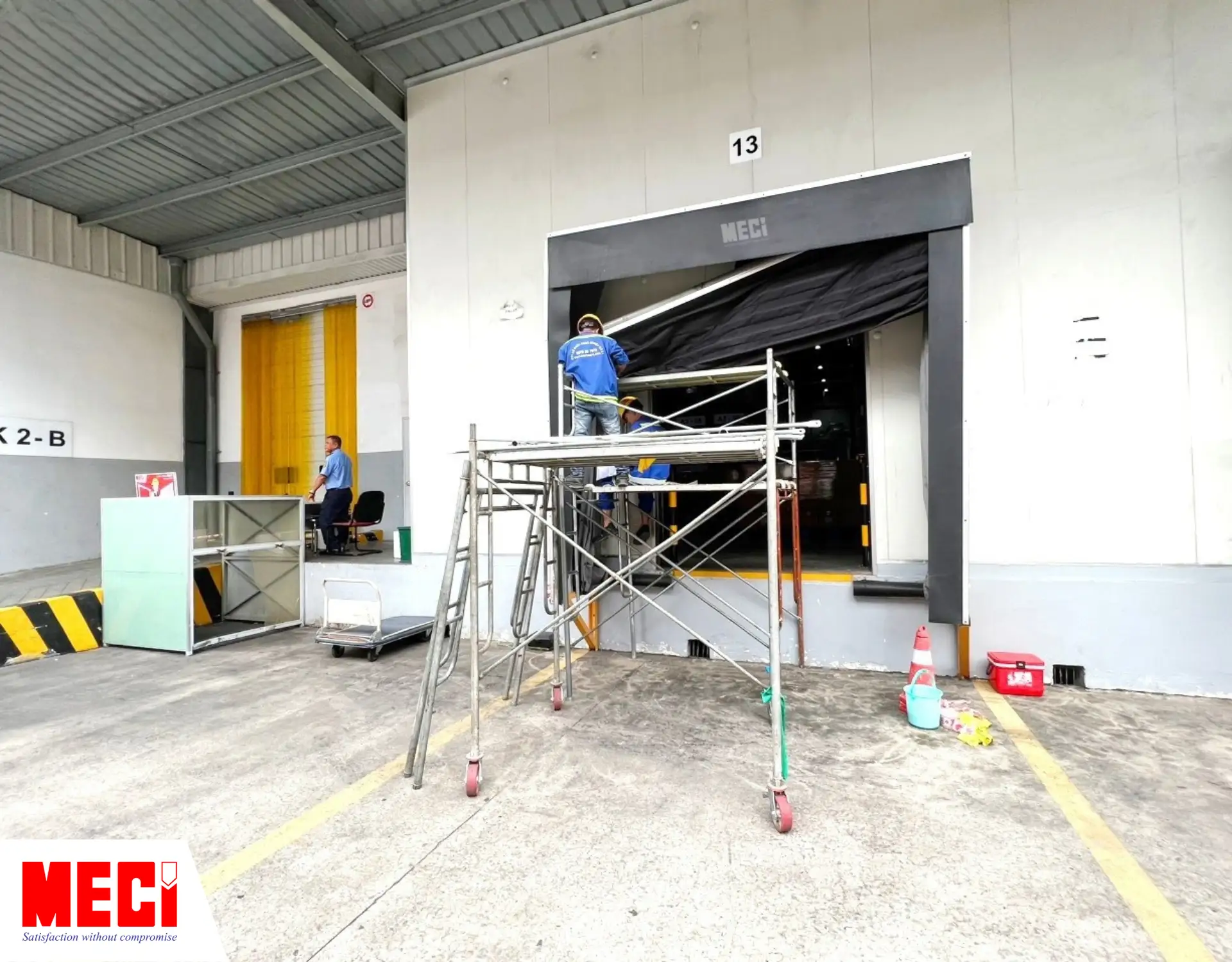 Kỹ thuật MECI đang lắp bộ trùm túi khí tại dock giao hàng