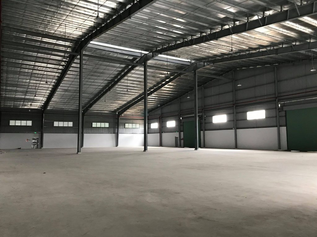 Nhà xưởng được hoàn thành có mái tôn màu đen và nền màu trắng.