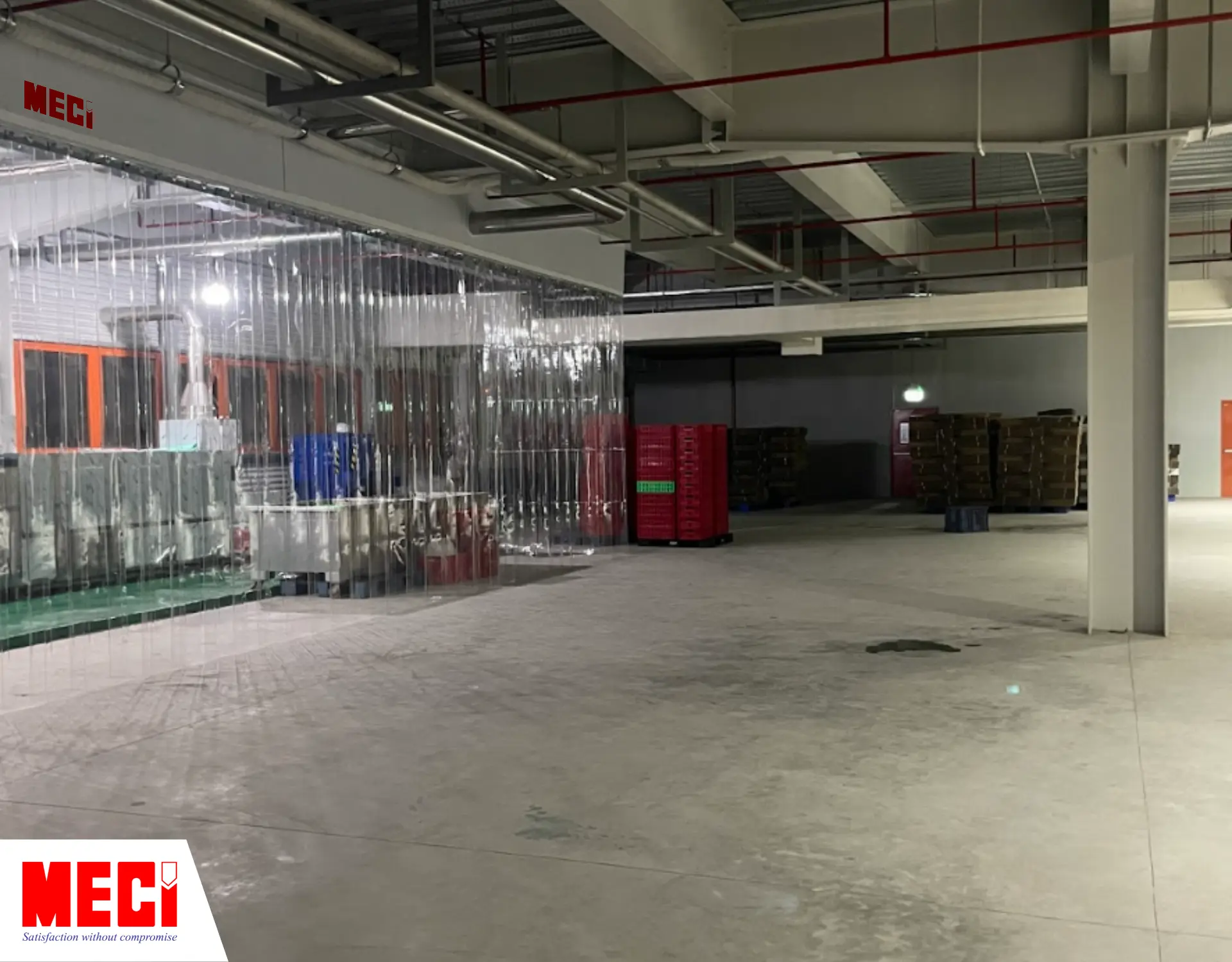 một cái rèm nhựa phân chia khu vực tại CJ Foods Long An ngăn khu vực bãi chứa hàng bên ngoài và khu vực máy móc sản xuất bên trong