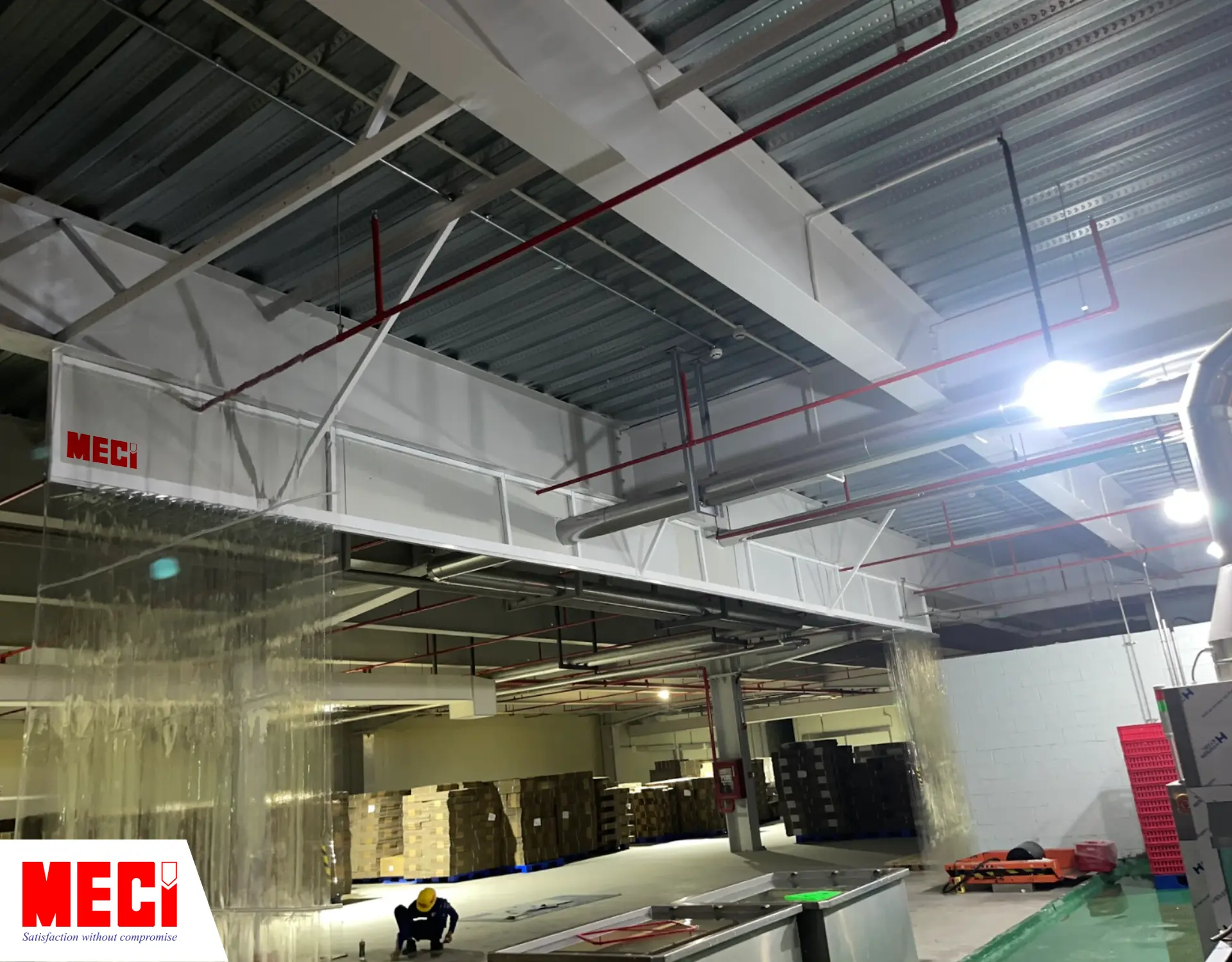 Rèm nhựa PVC hệ xếp xoay màu trắng trong được kéo gọn sang 2 phía bên ngoài là kho lưu trữ, bên trong là khu vực máy móc hoạt động