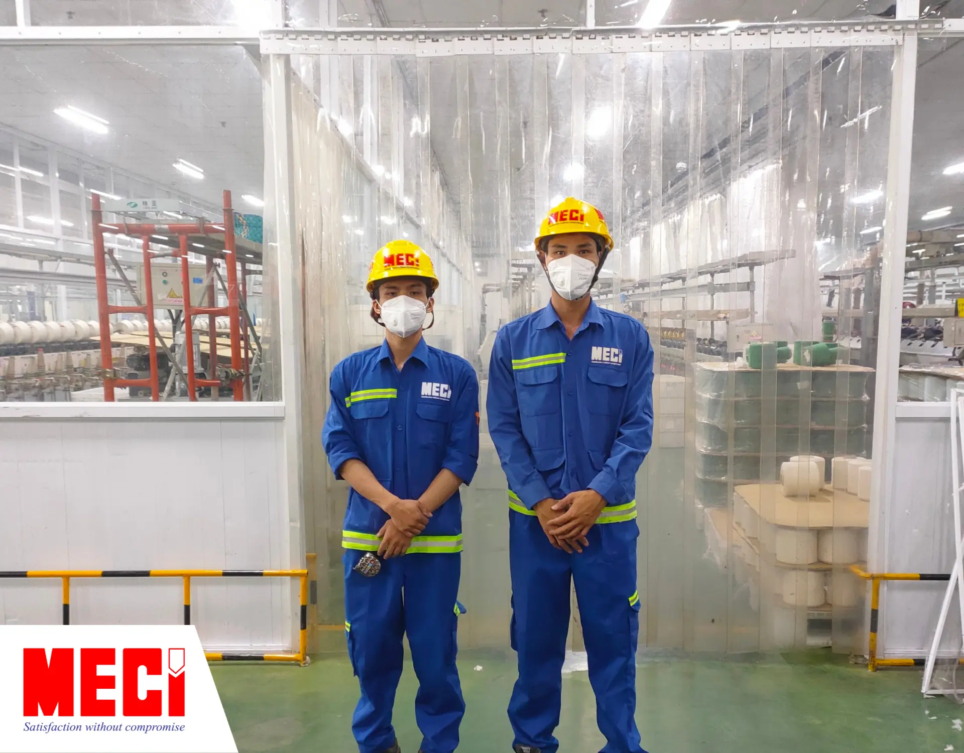 Kỹ thuật MECI lắp xong sản phẩm vách ngăn nhựa kết hợp rèm nhựa hệ cố định.