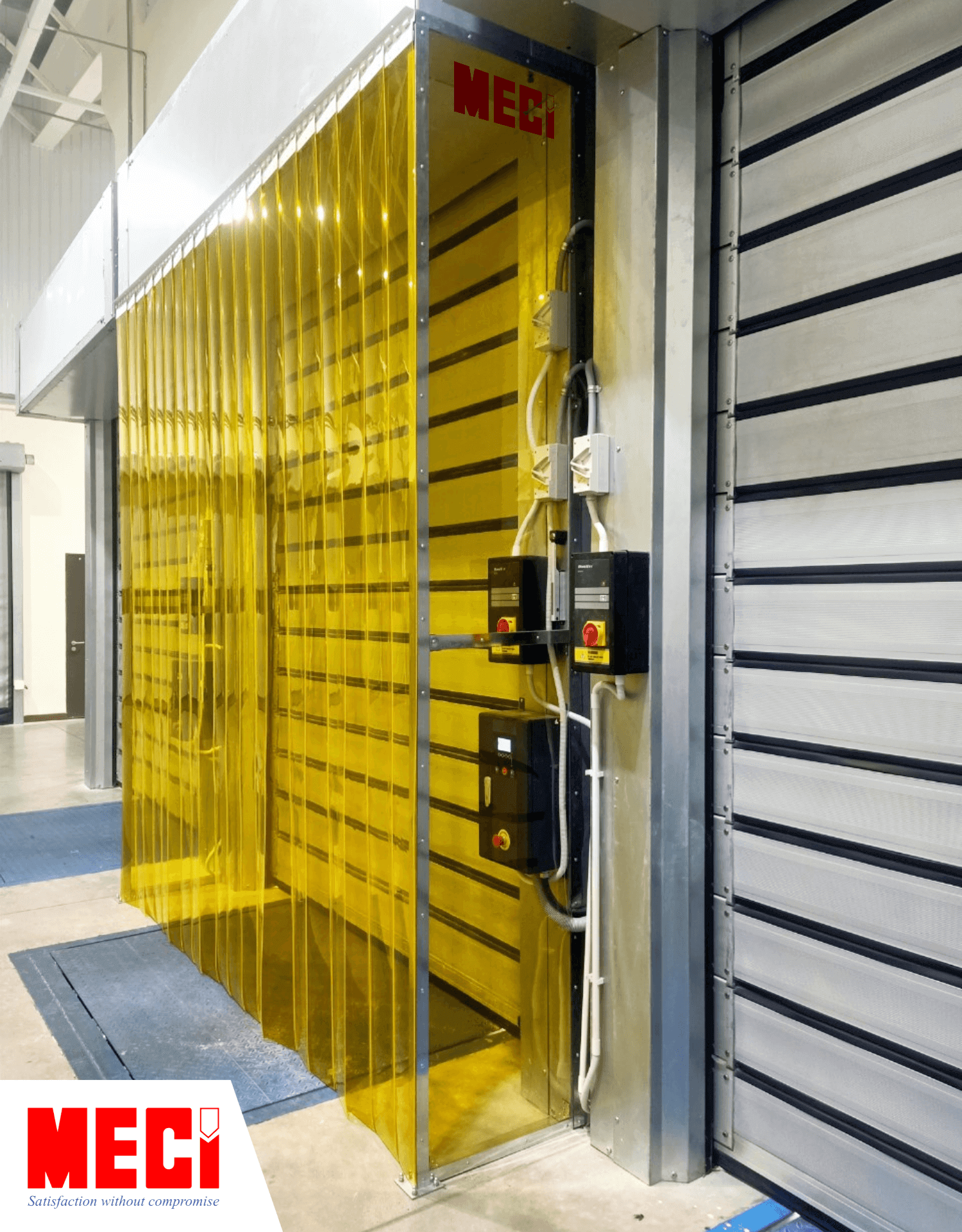 Góc nghiêng rèm nhựa PVC lắp trước cửa cuốn nhanh tại nhà máy