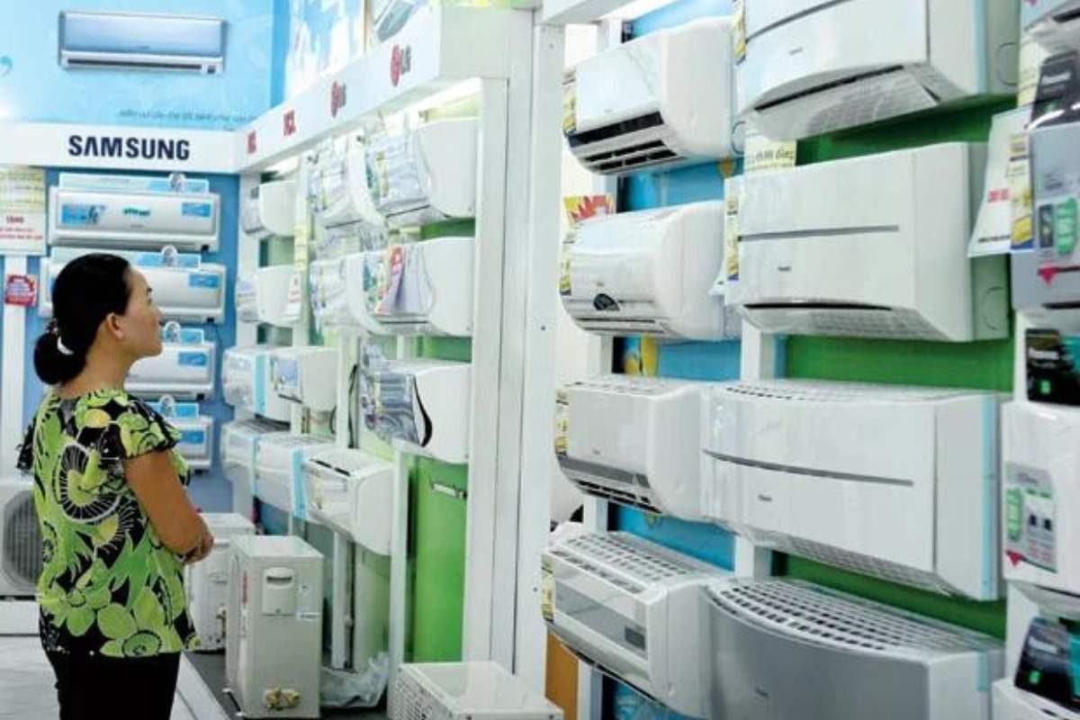 Người phụ nữ đang lựa chọn máy lạnh tại cửa hàng.