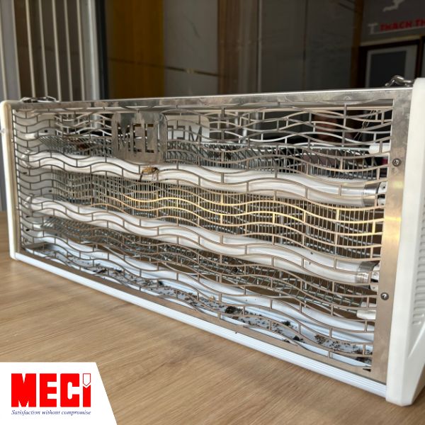 Đèm MECI điện 20W đang tắt, đặt trên bàn xoay sang trái