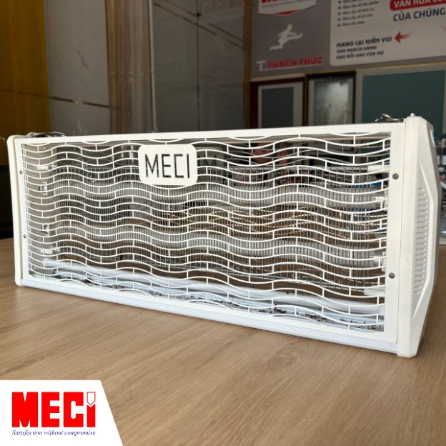 đèn MECI 20W đang tắt, đặt trên bàn, xoay sang trái