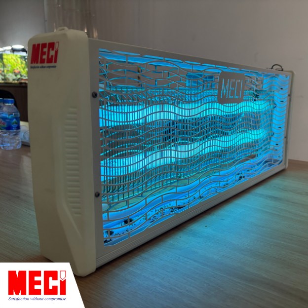 đèn MECI lớn sơn tĩnh điện đang bật sáng đặt trên bàn, xoay sang phải