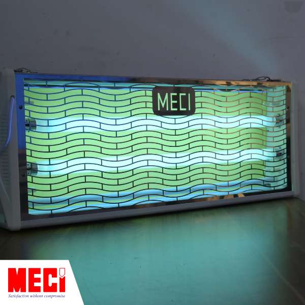 đèn diệt côn trùng MECI đặt trên bàn xoay mặt sang phải