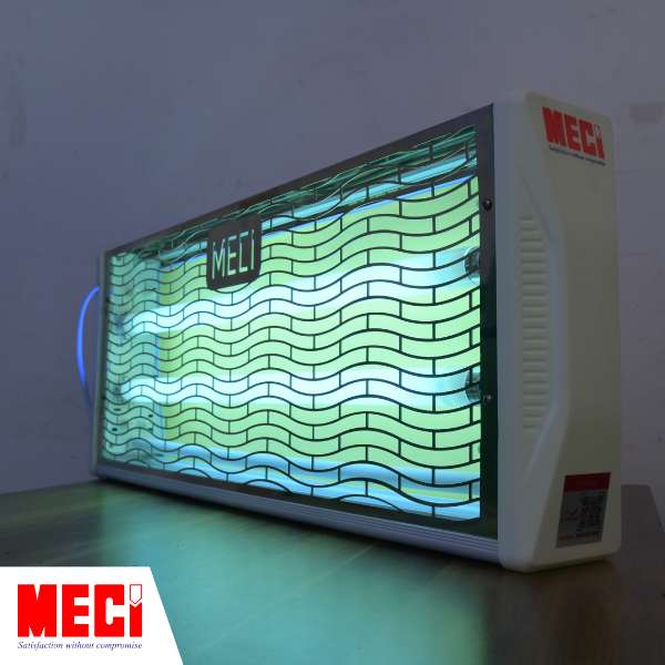 đèn diệt côn trùng MECI đặt trên bàn xoay nghiêng mặt sang trái