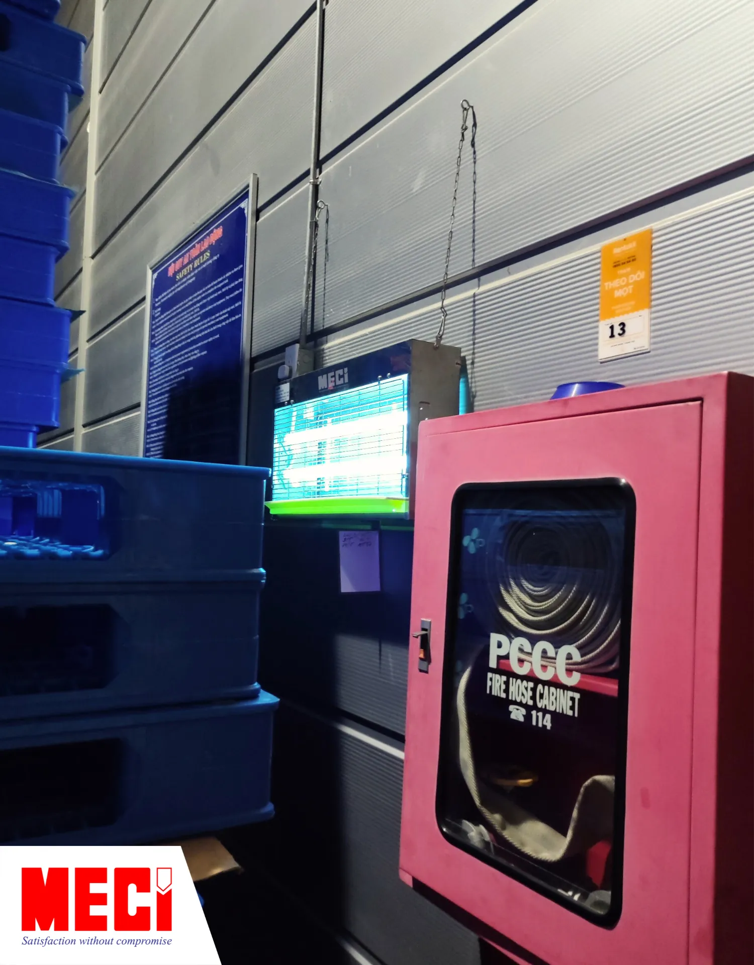 đèn diệt côn trùng lưới điện treo sát tường bên cạnh có tủ dụng cụ phòng cháy chữa cháy