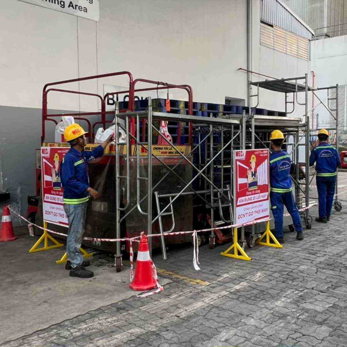 Kỹ thuật MECI đang Bảo trì bảo dưỡng thiết bị tại DKSH