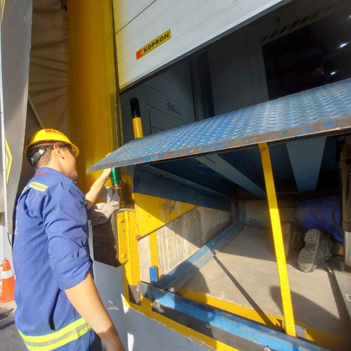 Kỹ thuật MECI đang Bảo trì bảo dưỡng thiết bị tại DKSH