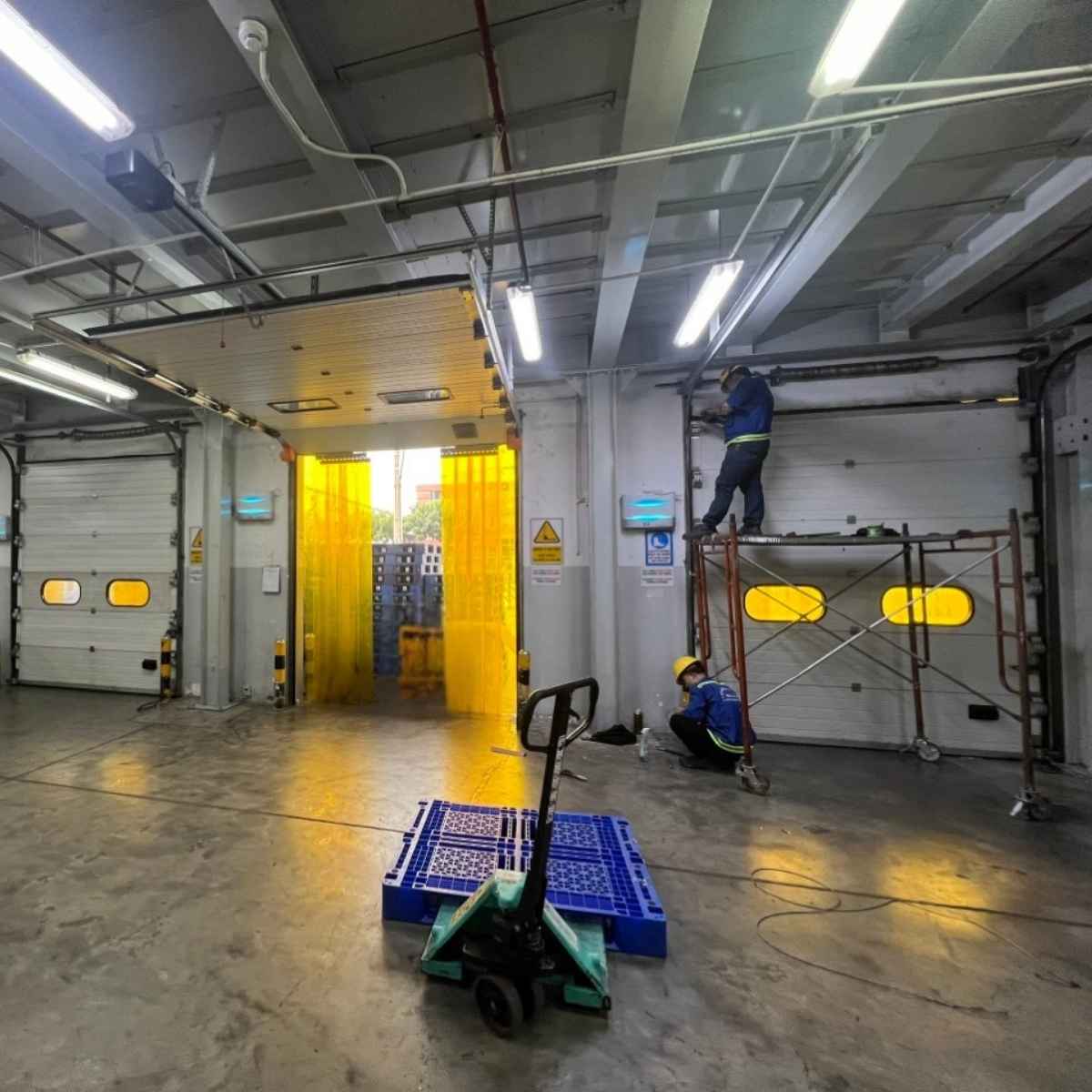 Kỹ thuật MECI đang Bảo trì bảo dưỡng thiết bị tại DKSH