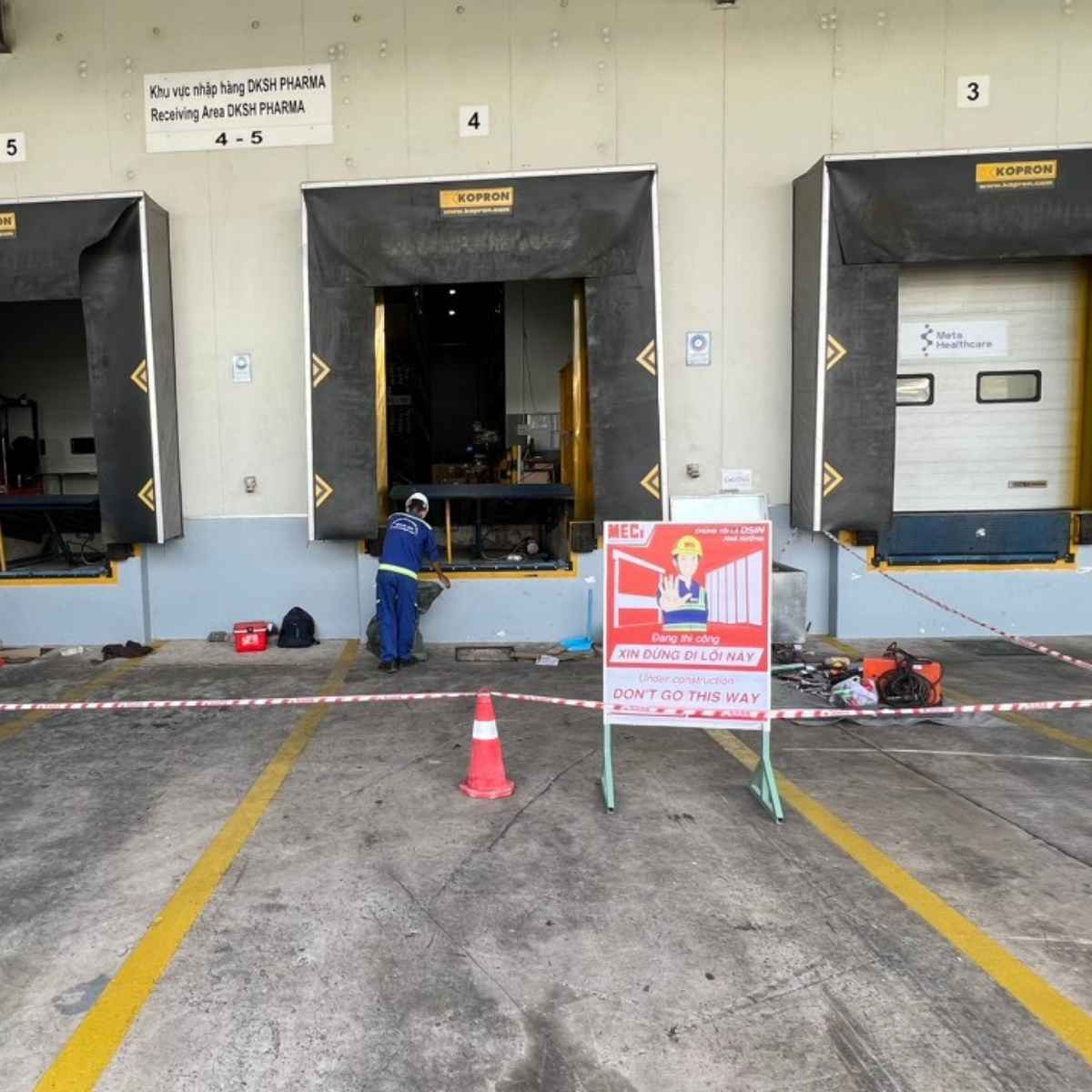 Kỹ thuật MECI đang Bảo trì bảo dưỡng thiết bị tại DKSH