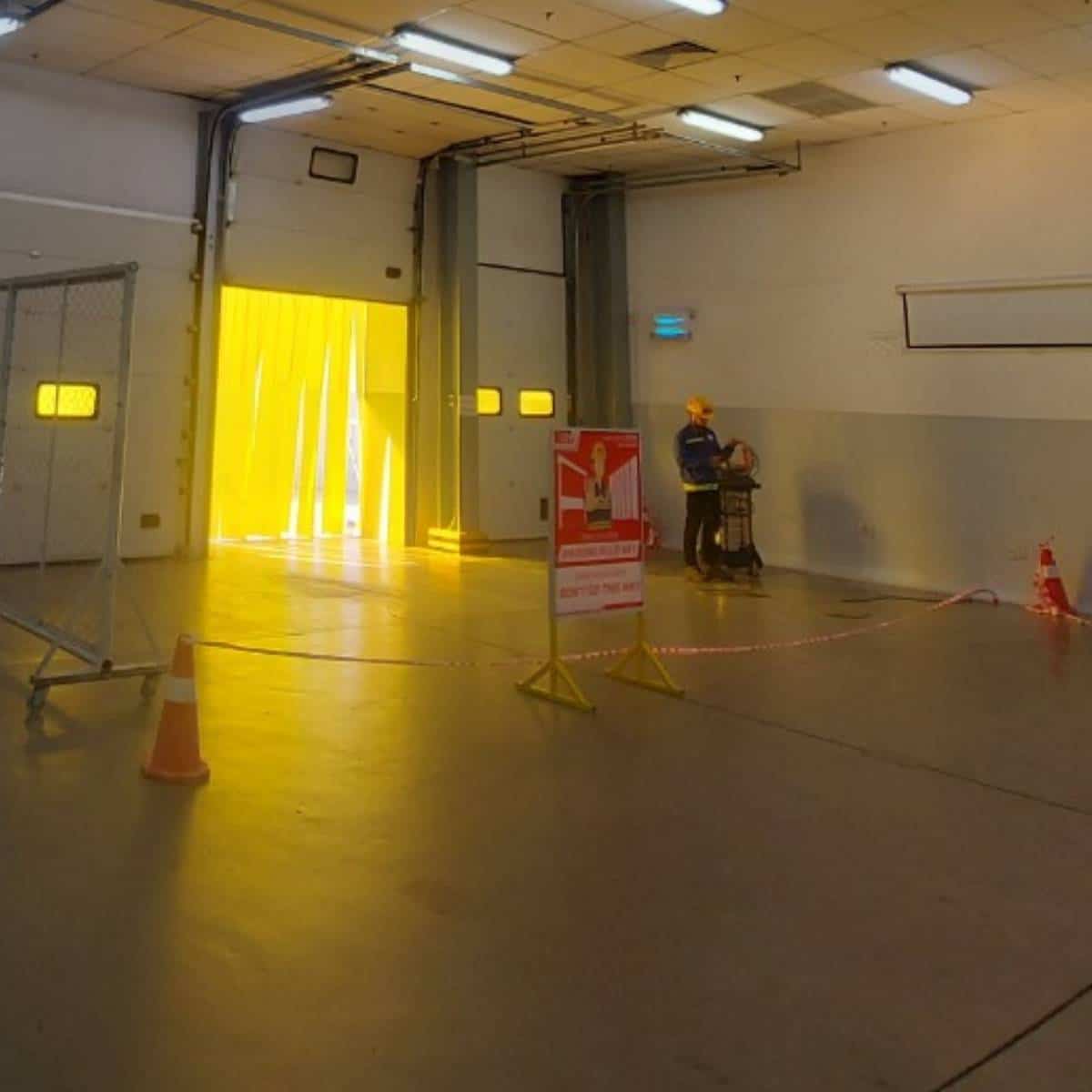 Kỹ thuật MECI đang Bảo trì bảo dưỡng thiết bị tại DKSH