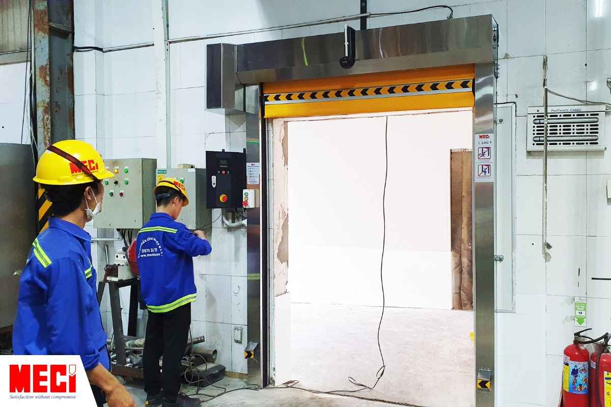 2 kỹ thuật MECI kiểm tra cửa cuốn nhanh PVC