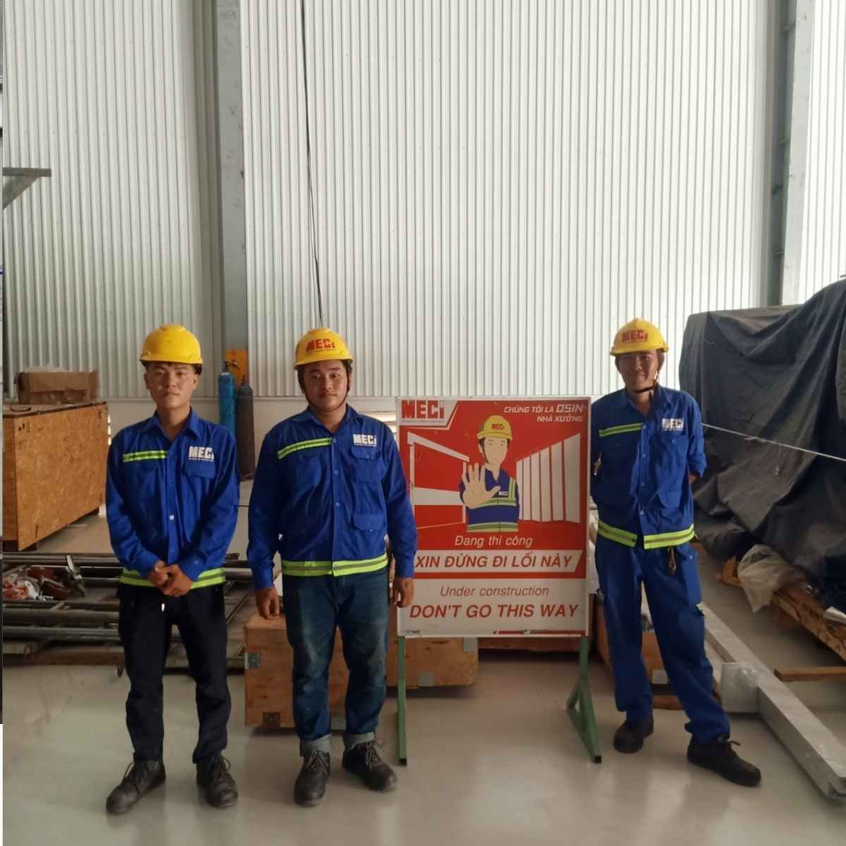 3 kỹ thuật viên của MECI đang đứng tại nhà máy Nutifood