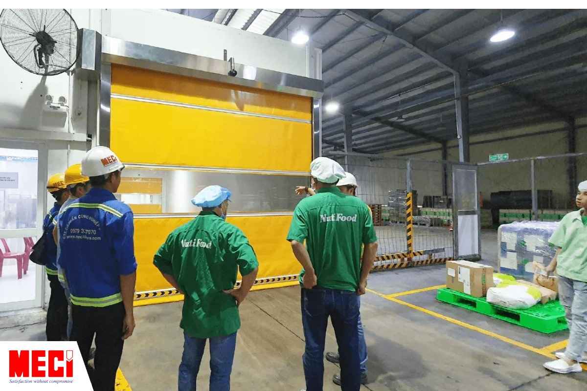 Nutifood lắp đặt cửa cuốn nhanh pvc.