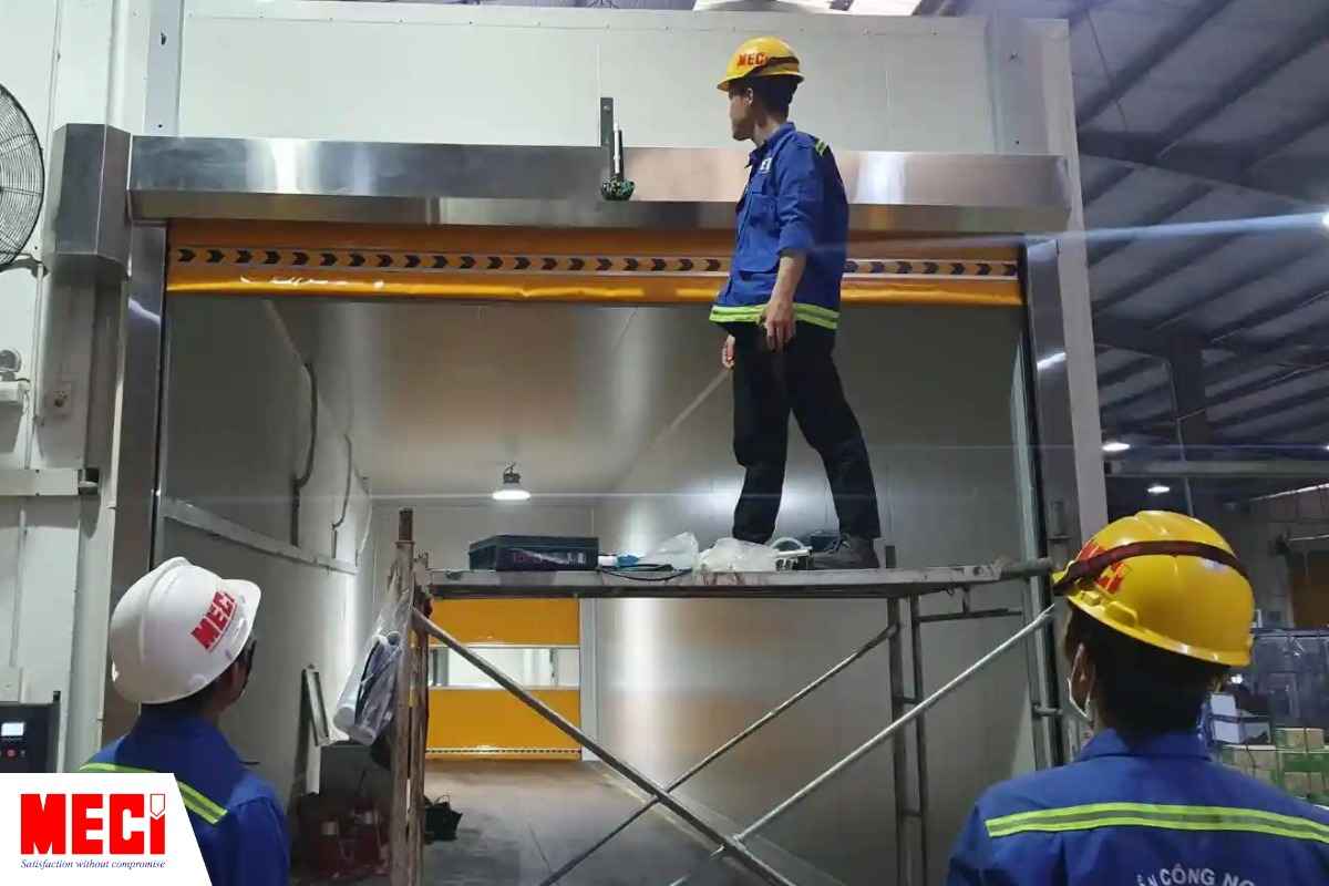 Kỹ thuật MECI trên giàn giáo kiểm tra cửa cuốn nhanh