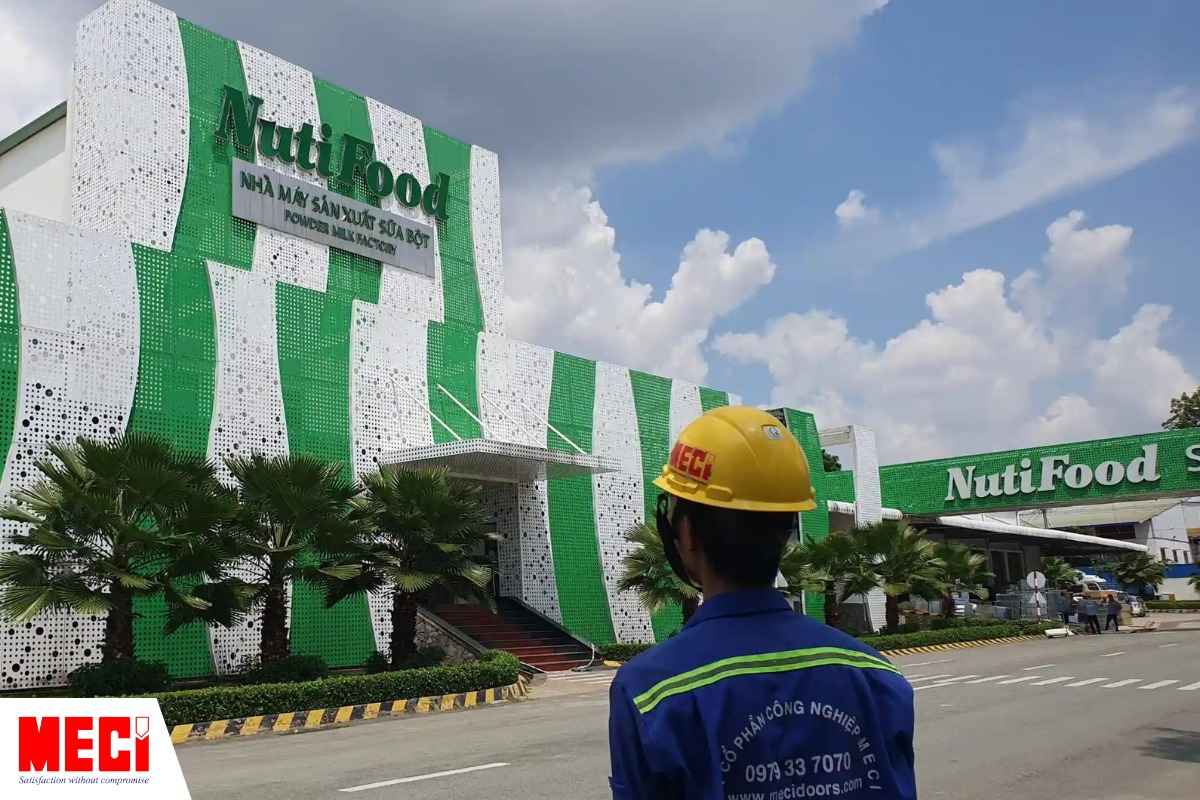 Kỹ thuật MECI đứng trước cổng nhà máy Nutrifood