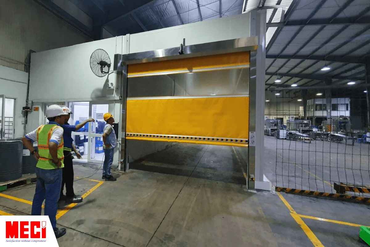 Cửa cuốn nhanh PVC lắp tại vị trí tiếp giáp khu vực chứa máy móc sản xuất và lưu trữ hàng hóa