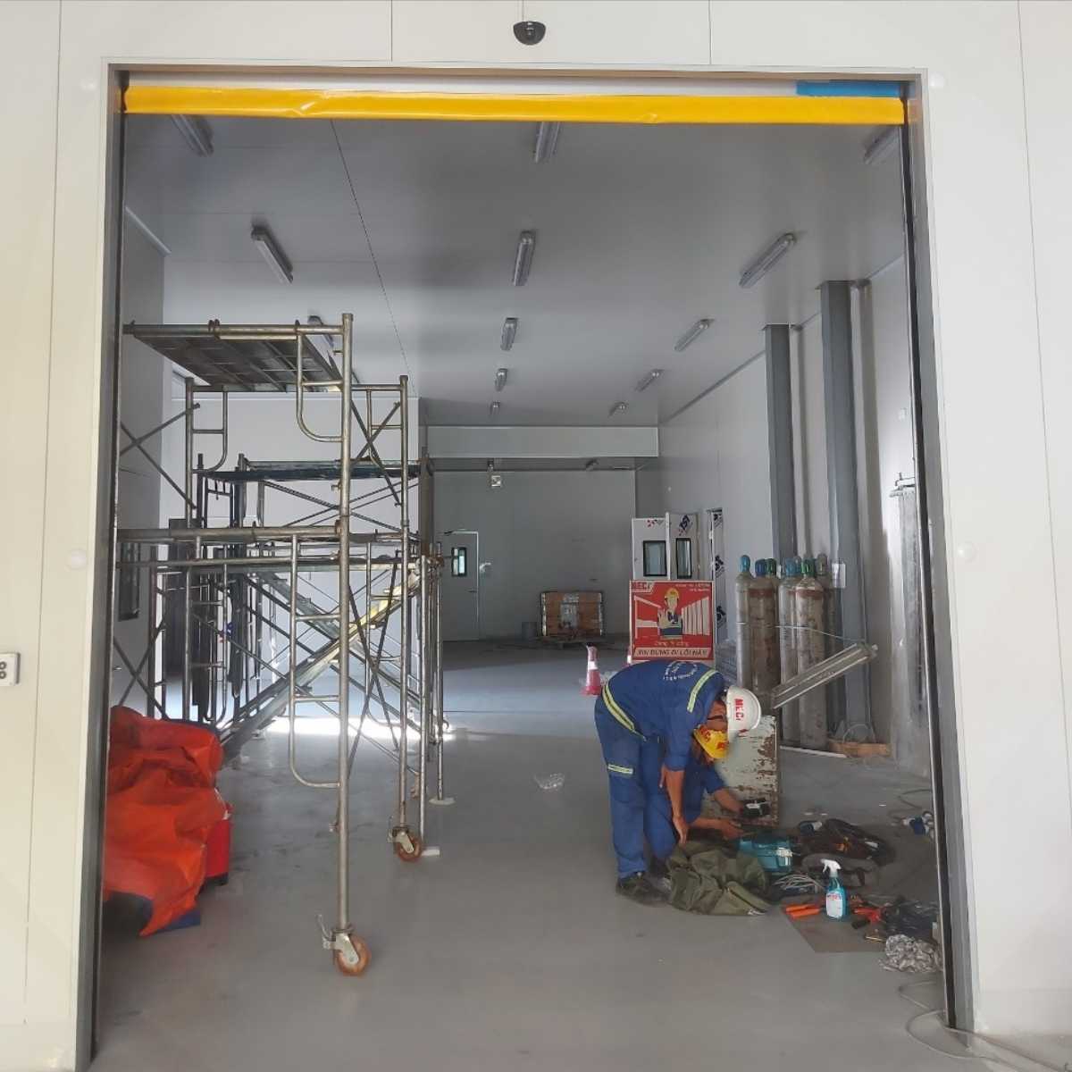 kỹ thuật viên của MECI tại công trình lắp cửa cuốn nhanh cho nhà máy Nutifood