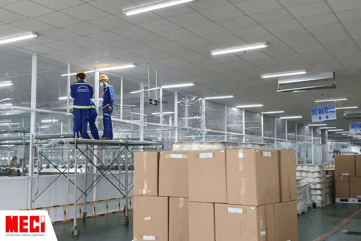 nhân viên MECI đang tiến hành lắp đặt vách ngăn nhựa