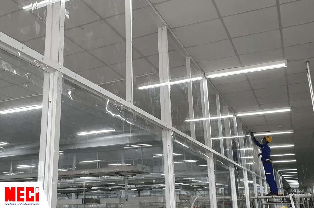 nhân viên MECI đang tiến hành lắp đặt vách ngăn nhựa