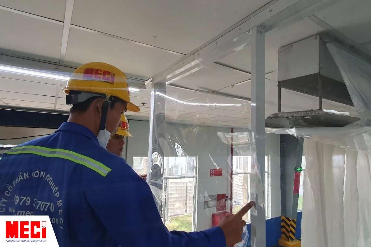 nhân viên MECI đang tiến hành lắp đặt vách ngăn nhựa