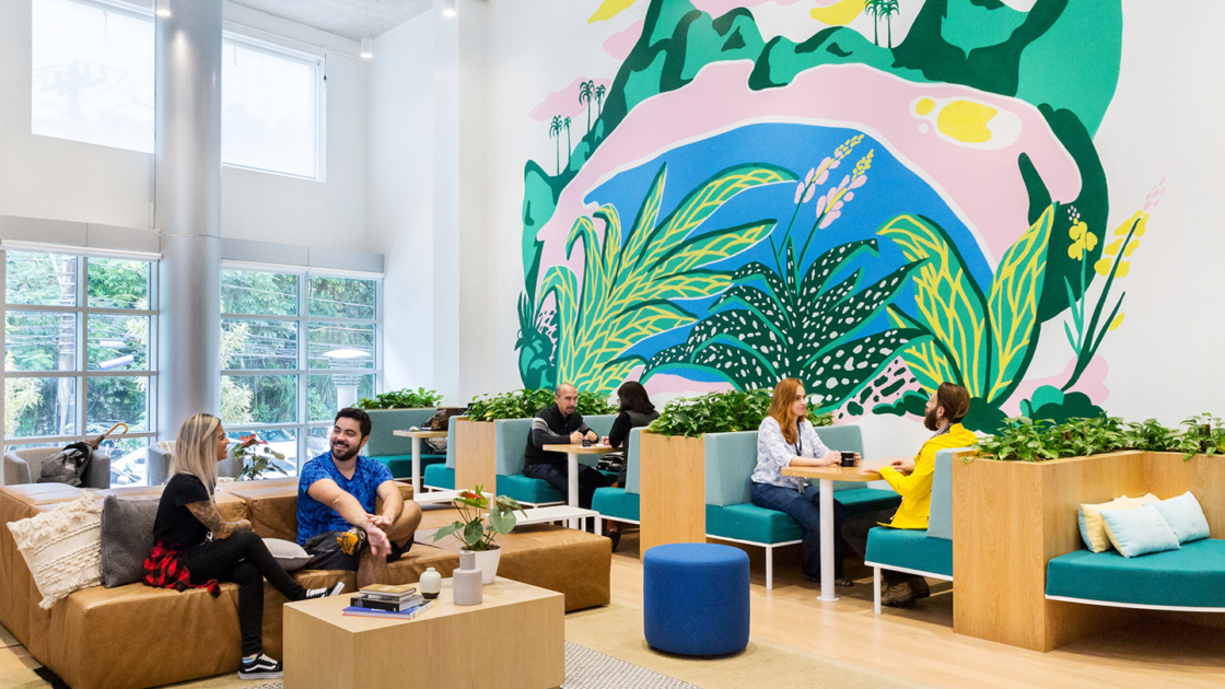 Không gian nghỉ ngơi của một công ty, có ghế sofa để nhân viên cùng ngồi trò chuyện, trang trí tại khu vực đầy màu sắc, thoải mái.