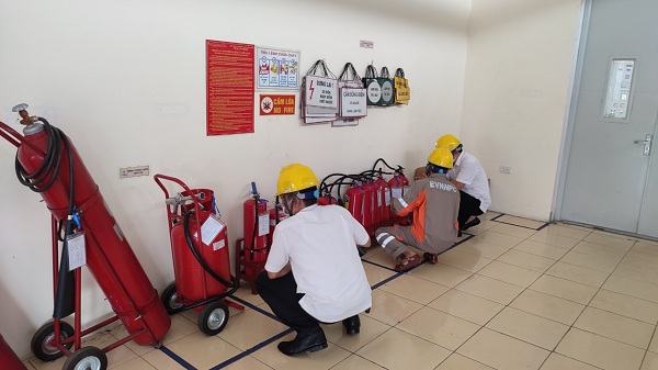 Mọi người đang kiểm tra các dụng cụ PCCC.