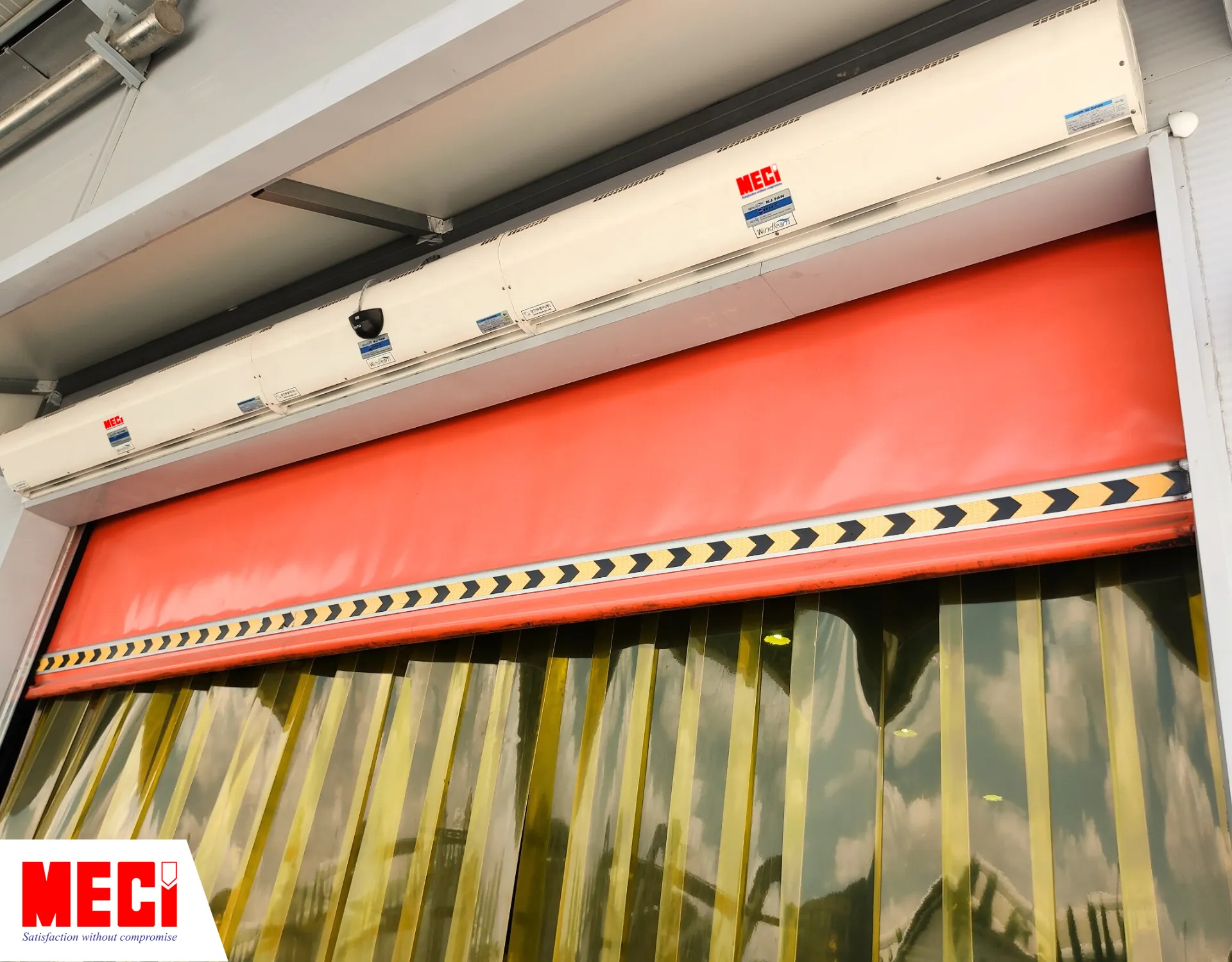 3 sản phẩm trong combo 4 thiết bị phụ trợ tại CJ Vũng Tàu gồm cửa cuốn nhanh, quạt cắt gió, rèm nhựa tại lối ra vào nhà máy