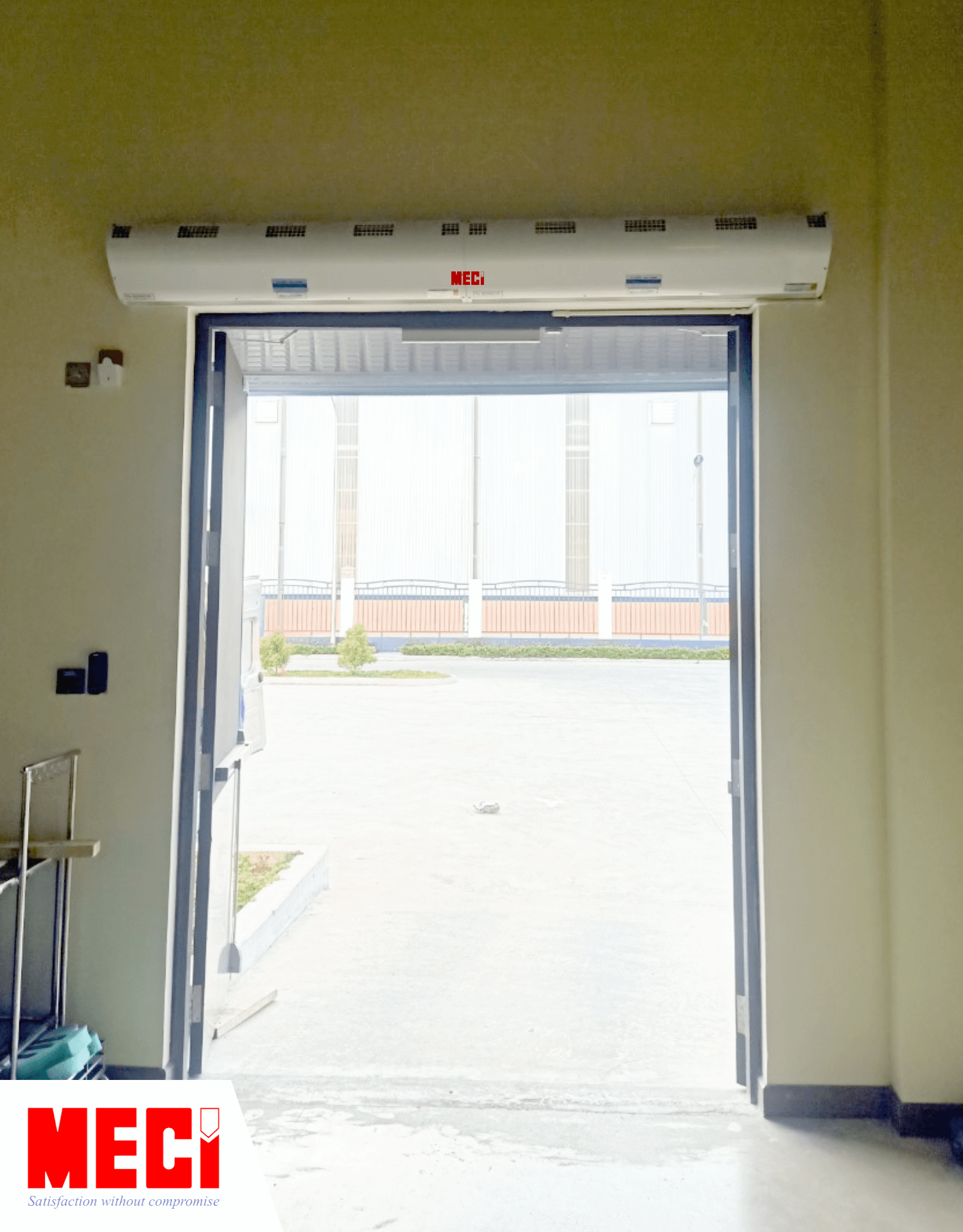 Quạt cắt gió lắp trên cánh cửa tại khu vực sản xuất