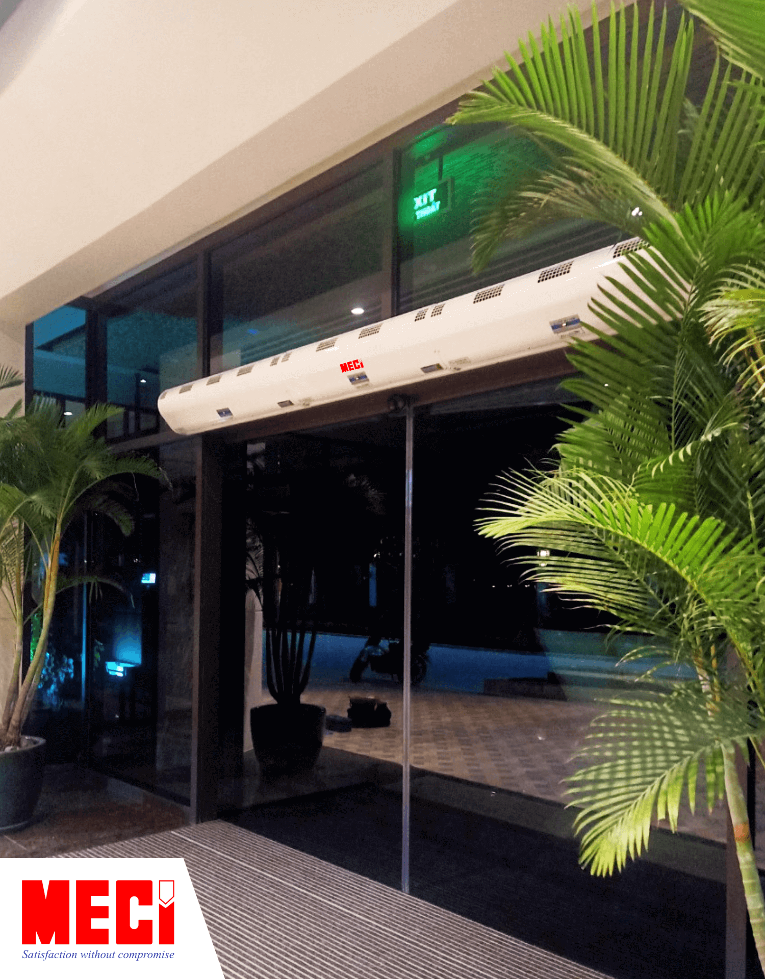 Góc nghiêng quạt cắt gió lắp trên cửa kính khu vực văn phòng