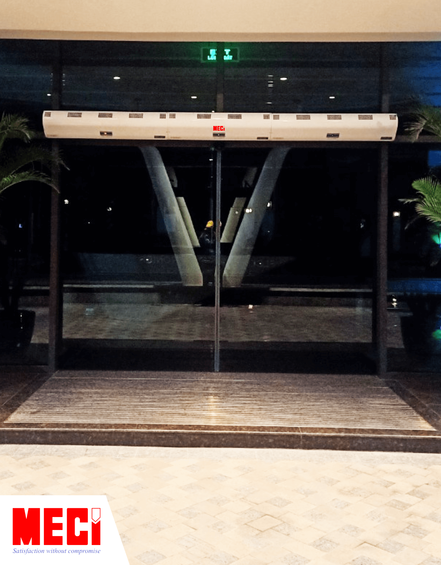 Quạt cắt gió lắp trên cửa kính khu vực ra vào văn phòng