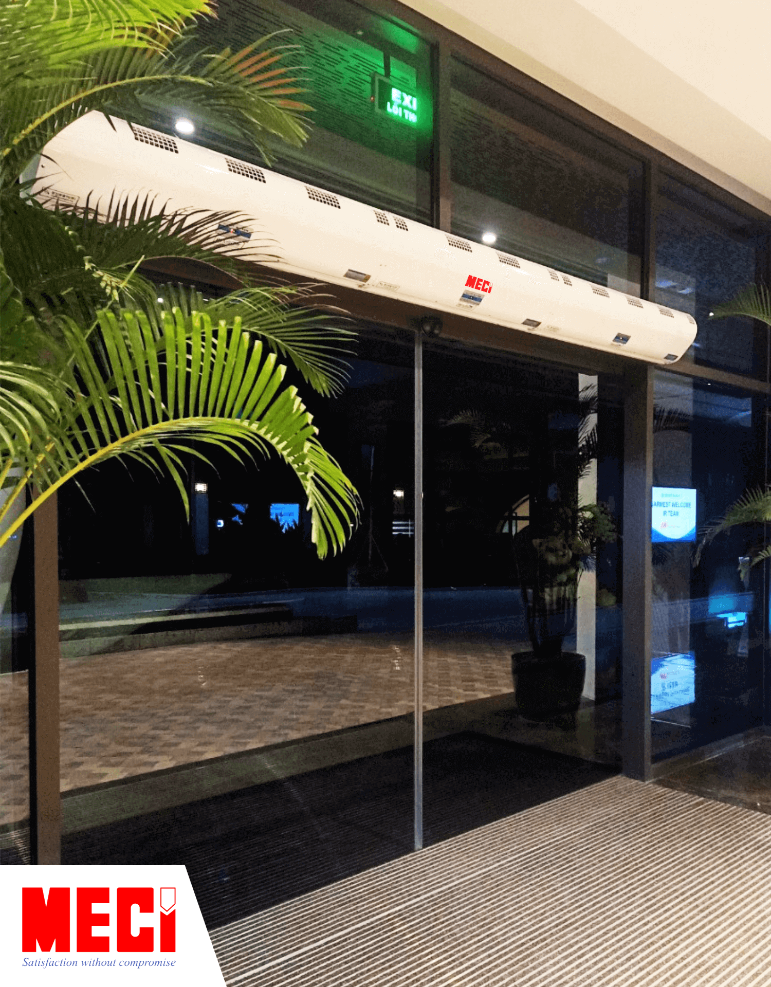 Góc nghiêng quạt cắt gió lắp trên cửa kính khu vực văn phòng