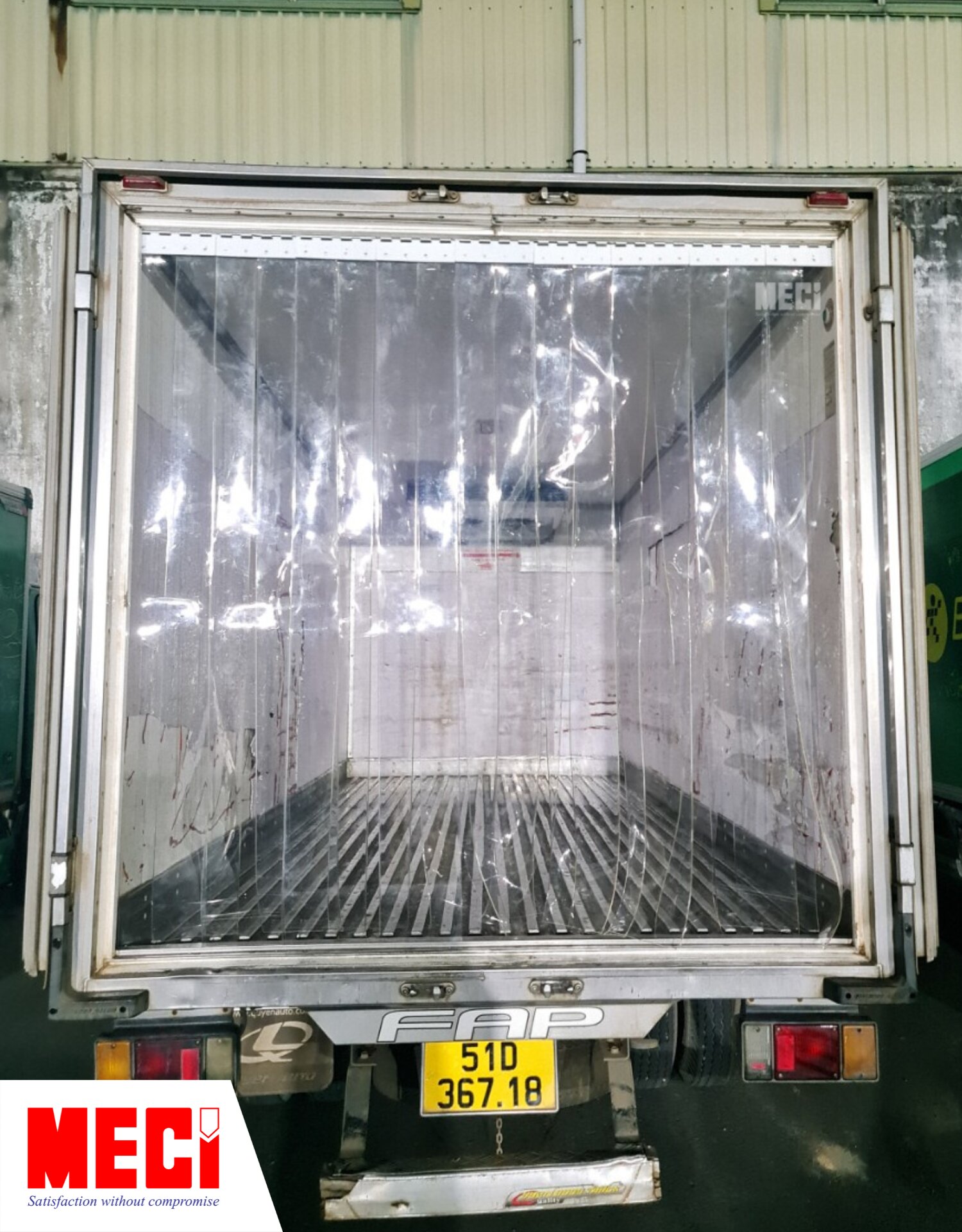 rèm nhựa PVC màu trắng trong lắp đặt trên cửa xe tải Bách Hóa Xanh