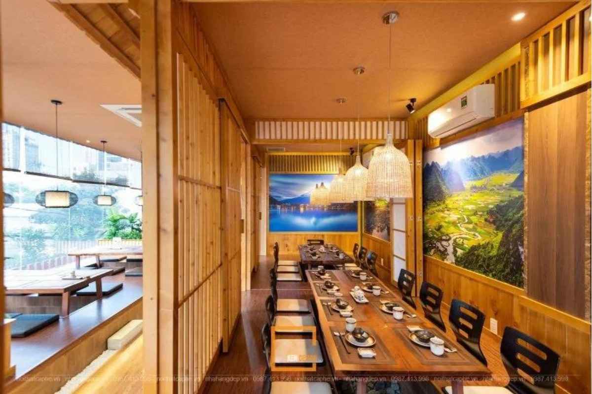 Một nhà hàng kiểu nhật, với nhiều phòng riêng biệt cho từng nhóm khách hàng