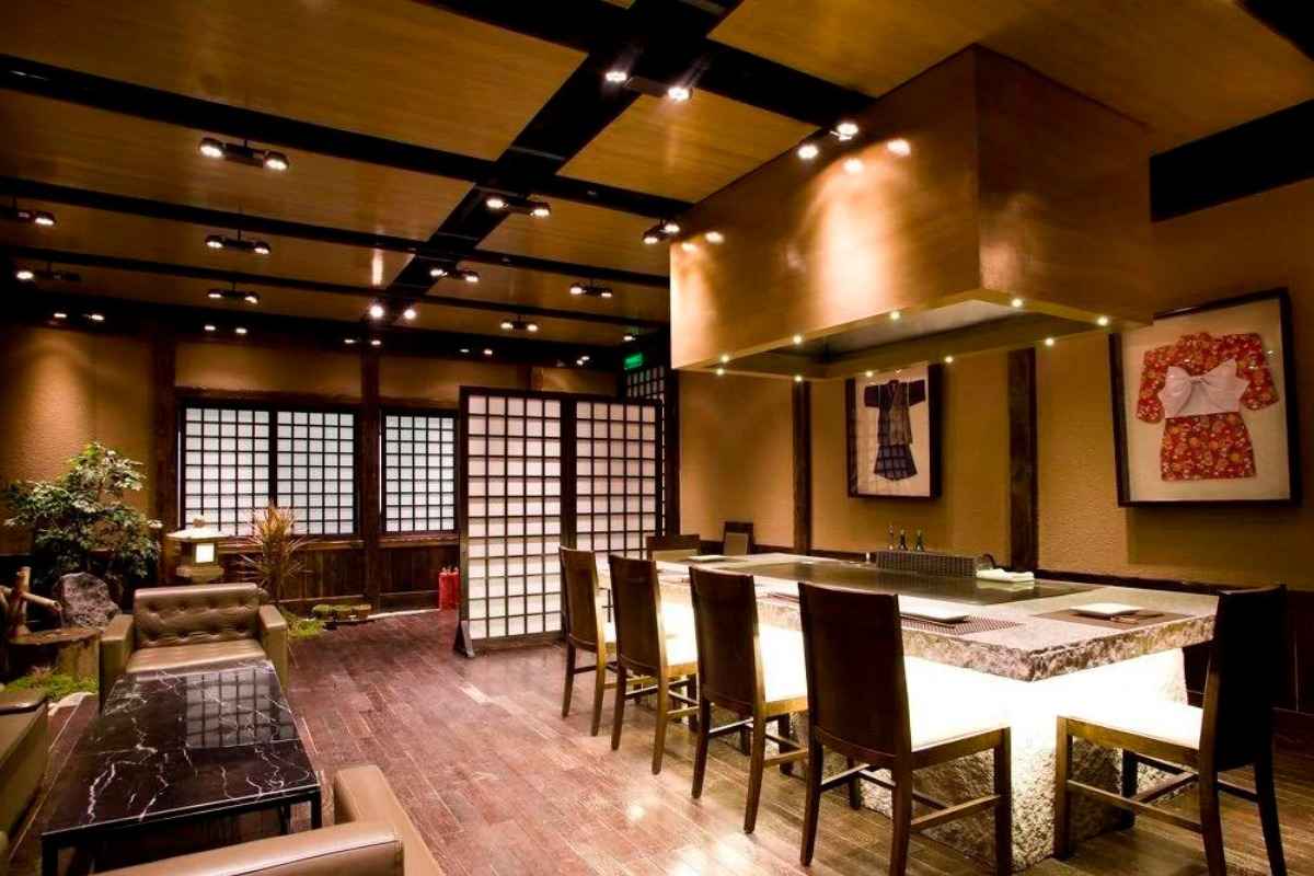 Quang cảnh ấm cúng tại một nhà hàng phong cách Nhật vào buổi tối