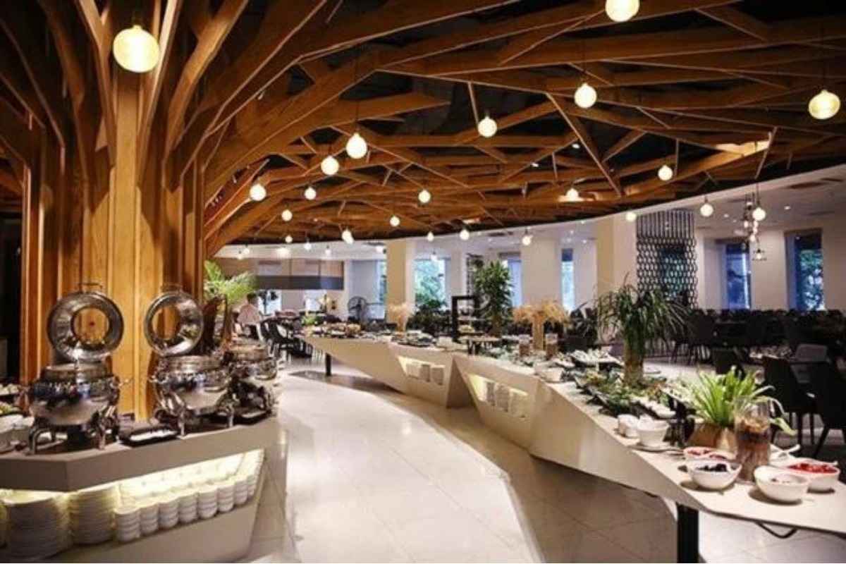 Nhà hàng buffet sang trọng, bố trí tạo không gian rộng rãi thoải mái