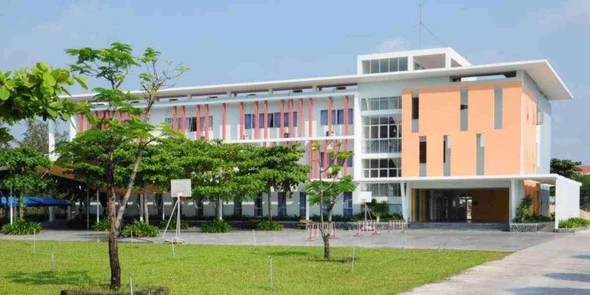 Bản thiết kế trường học mặt trước và sân của một trường học