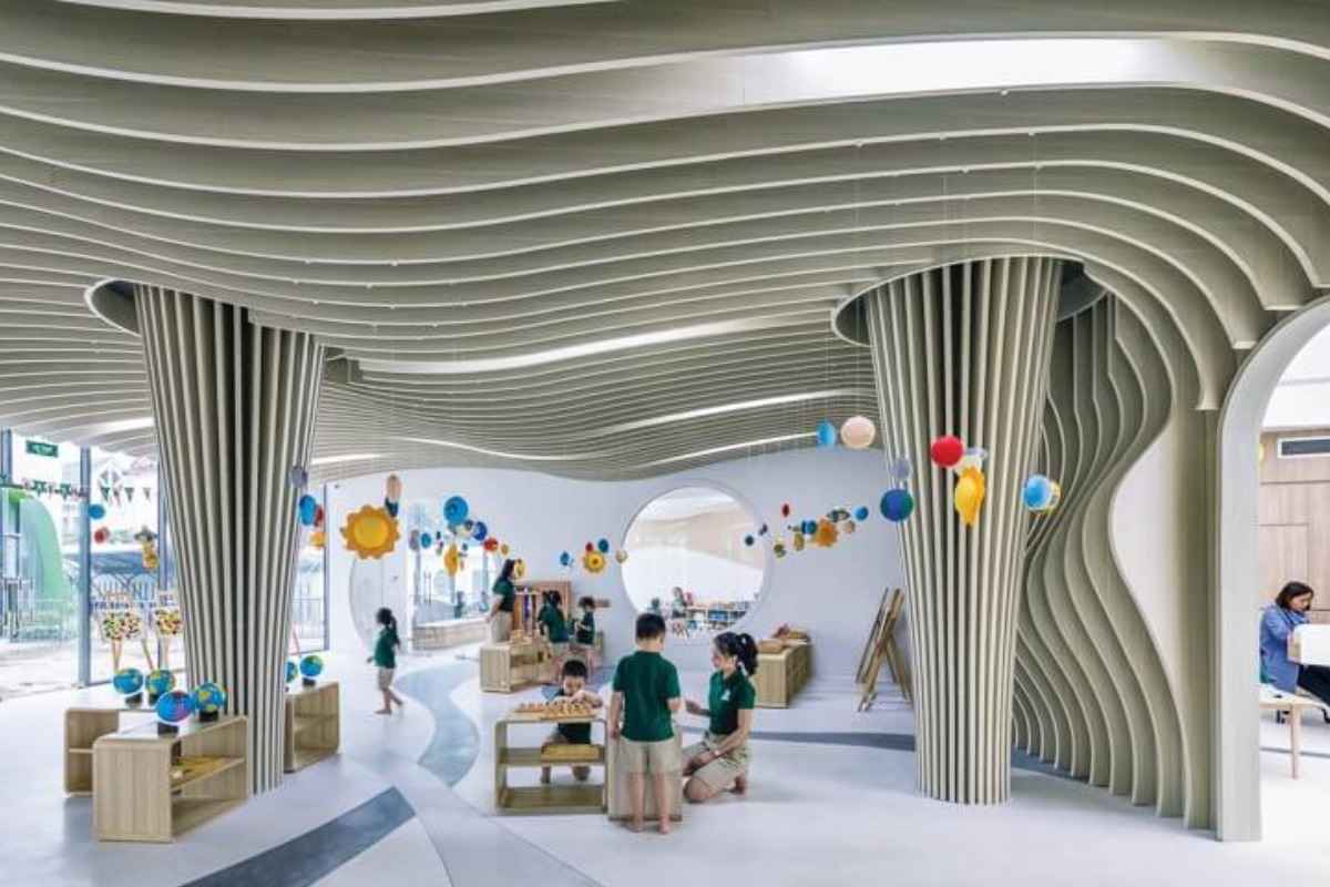 Các bé đang vui chơi, học tập cùng cô giáo trong một phòng học tại trường mầm non