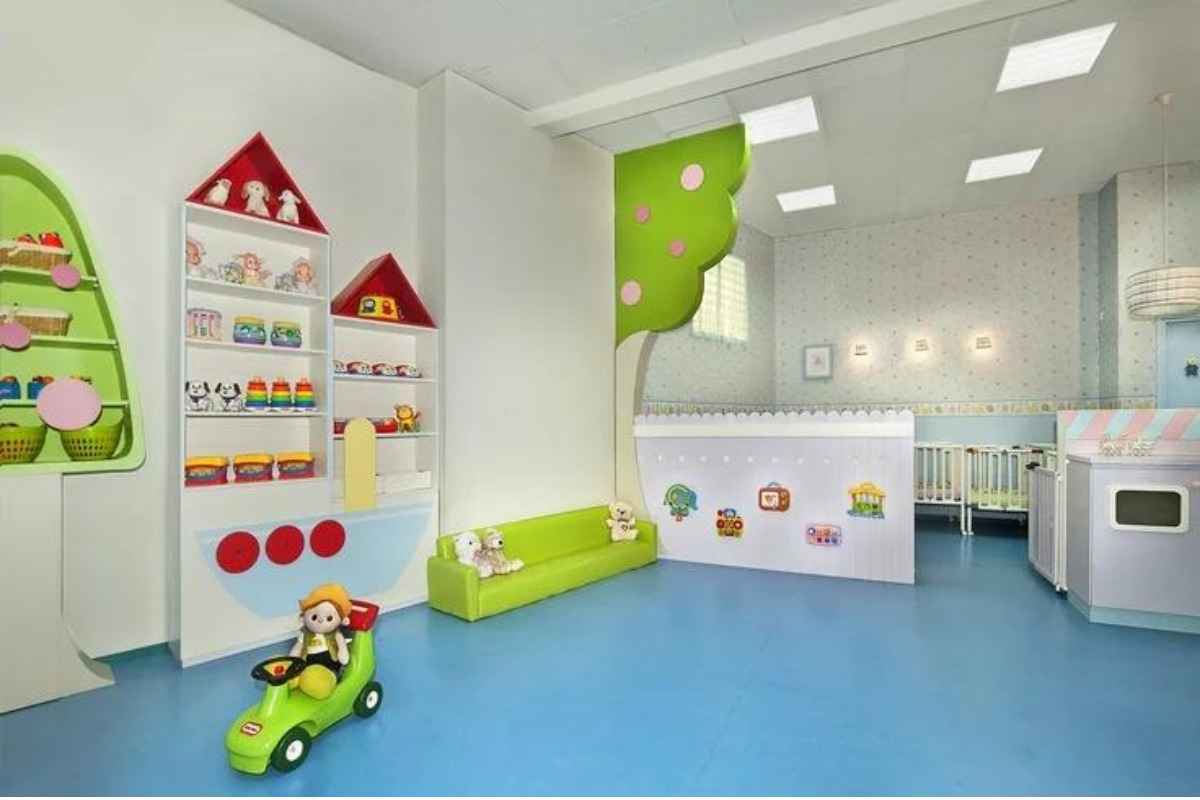 Khu vực giáo dục thể chất không gian rộng rãi, đủ ánh sáng và có những thiết bị, dụng cụ cho trẻ có thể vui chơi