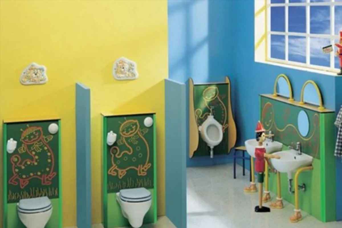 Phòng vệ sinh trường mầm non được thiết kế đạt chuẩn với bồn tiểu, bồn cầu và khu vực rửa tay