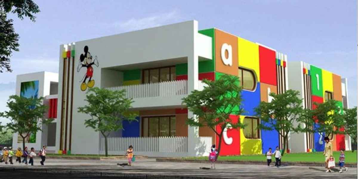 Mẫu thiết kế trường mầm non đạt chuẩn xung quanh trường có cây xanh, màu sắc hài hòa và trường được xây tối đa 2 tầng.