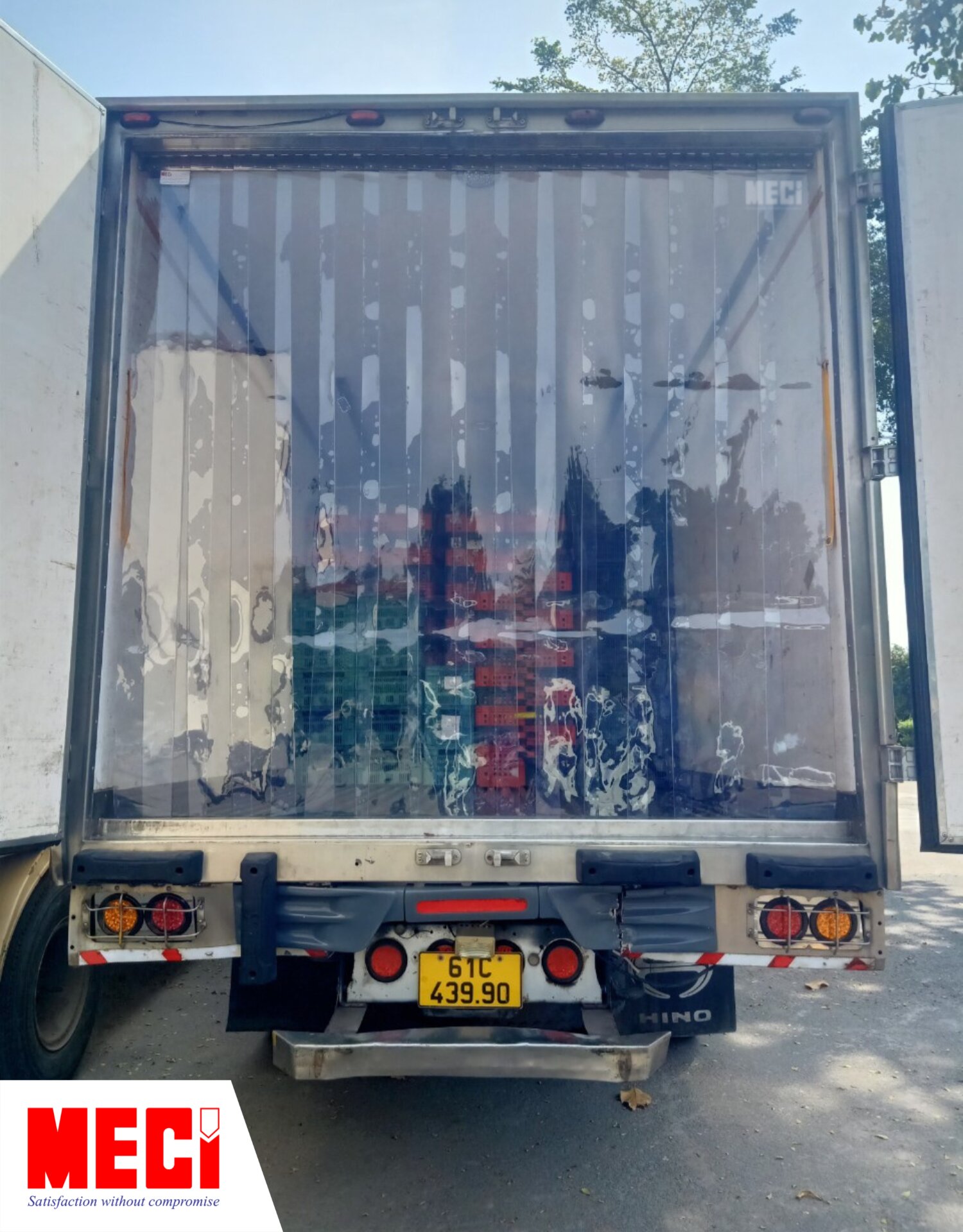 rèm nhựa PVC màu trắng trong lắp đặt trên cửa xe tải Bách Hóa Xanh